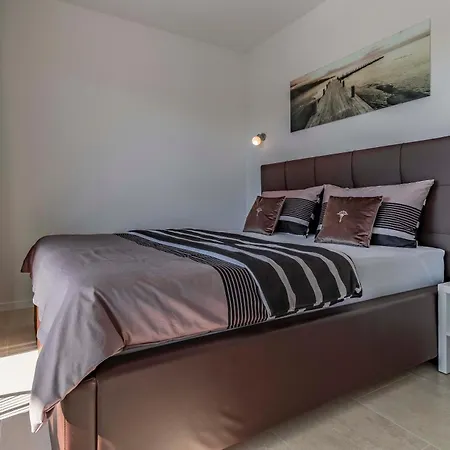 Apartment Ap Caci Mit Pool - Istriensonne 0712-0737 Medulin